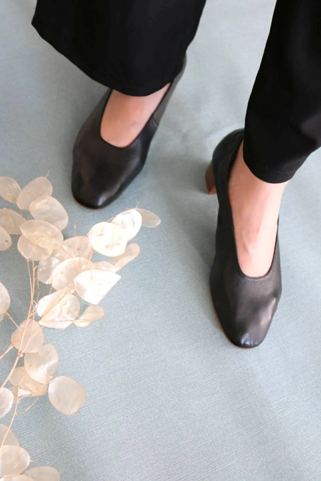 Ana Midheel Pumps-sold out