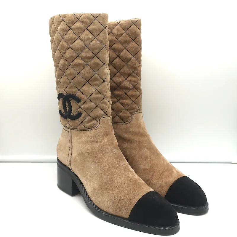 Chanel 21K CC Embroidered Cap Toe Boots Tan Quilted Suede Size 38.5