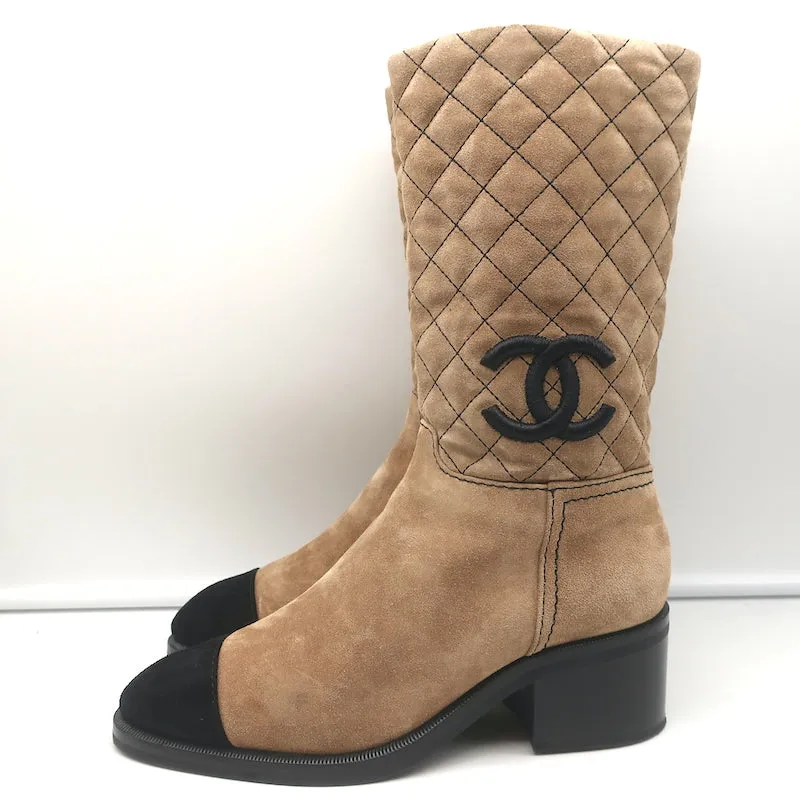 Chanel 21K CC Embroidered Cap Toe Boots Tan Quilted Suede Size 38.5