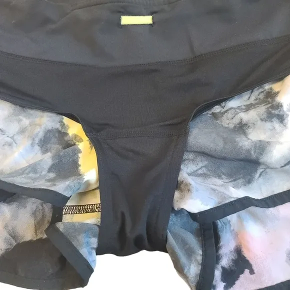 Lululemon Speed Shorts Citron Tinted women's size 6 Rare print