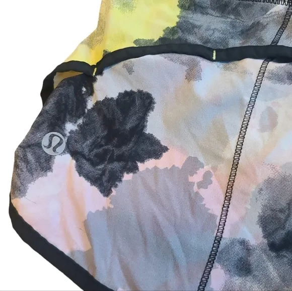 Lululemon Speed Shorts Citron Tinted women's size 6 Rare print