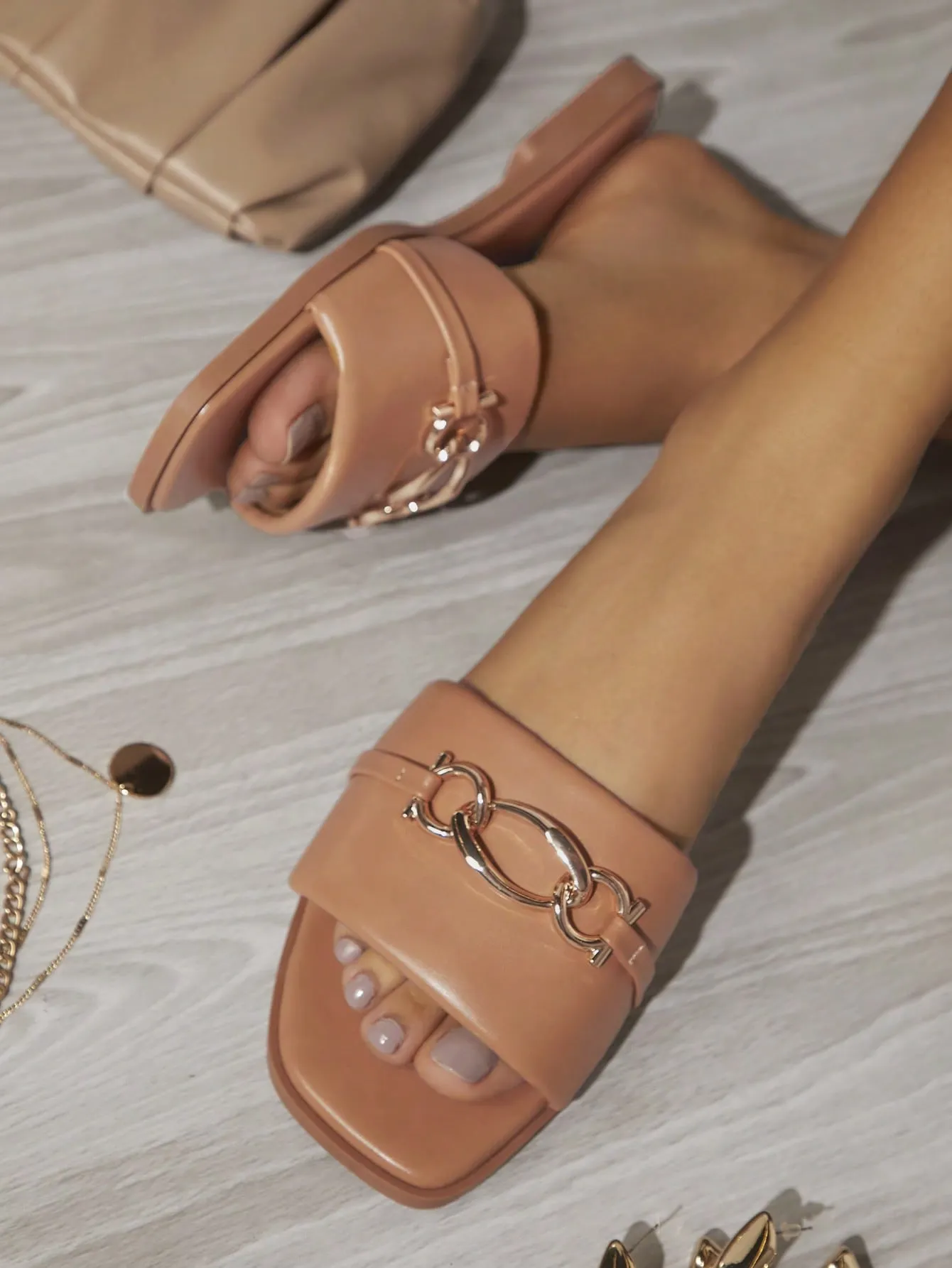 Opern Mouth Flat Sandals