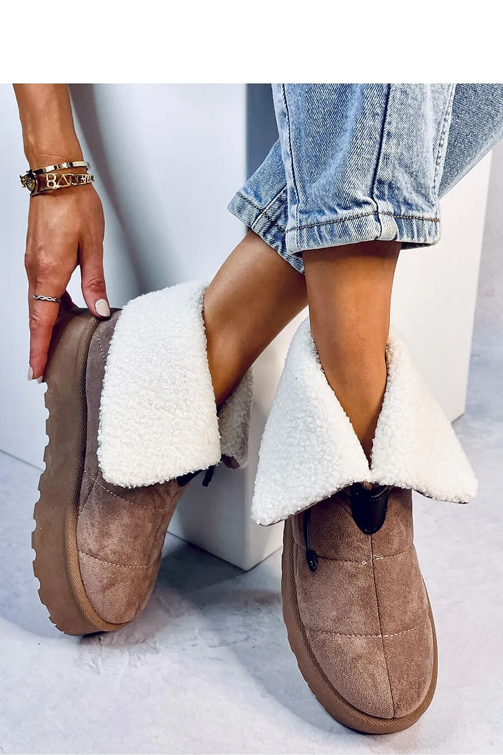 Snow boots