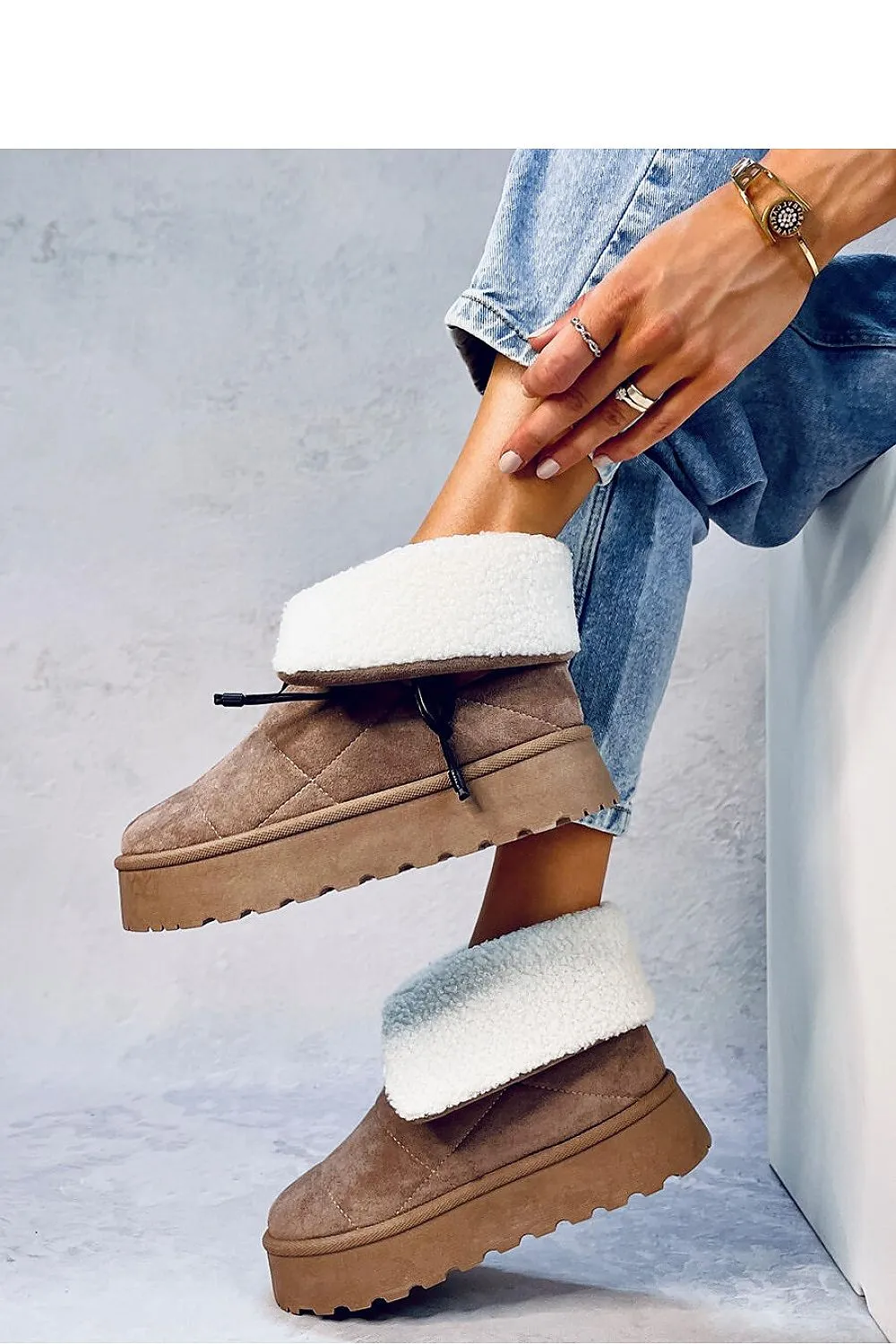 Snow boots