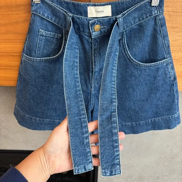 TRIARCHY ELIZA ORGANIC COTTON BELTED WIDE-LEG JEAN SHORTS MEDIUM INDIGO, SIZE 25