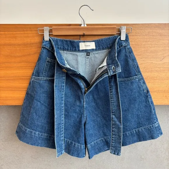 TRIARCHY ELIZA ORGANIC COTTON BELTED WIDE-LEG JEAN SHORTS MEDIUM INDIGO, SIZE 25